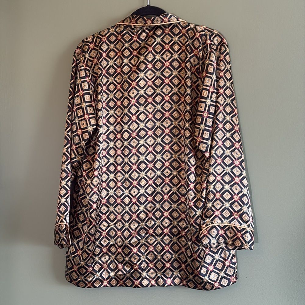 Victoria’s Secret Satin Long Sleeve Button Pajama Set Gold Black Geometric Sz M - Picture 6 of 11